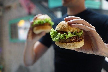 Η McDonald’s τεστάρει vegan μπέργκερς στον Καναδά