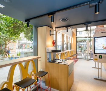 Το νέο εστιατόριο McDonald’s στη Διονυσίου Αεροπαγήτου υλοποιεί το πλάνο της εταιρείας για ανάπτυξη και βιωσιμότητα