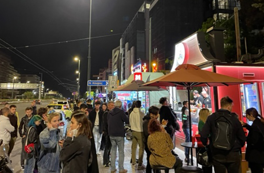 Johnie Hot Dog: Διαχρονική αξία στο street food της Αθήνας!