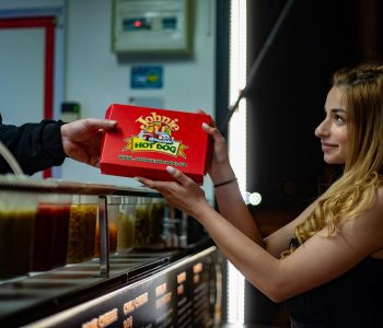 Johnie Hot Dog: Στην κορυφή του ελληνικού street food